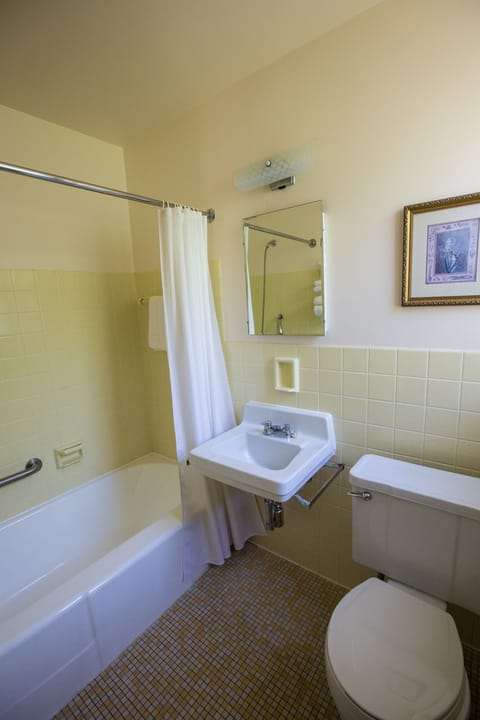 Standard Room | Bathroom | Free toiletries, towels