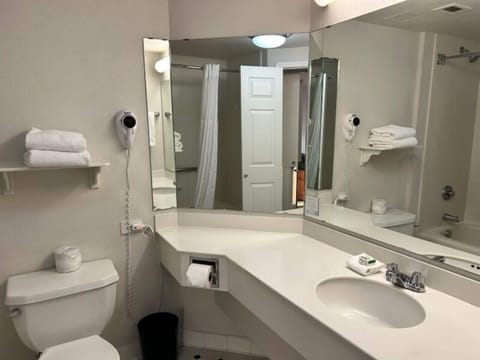 Combined shower/tub, free toiletries, hair dryer, towels