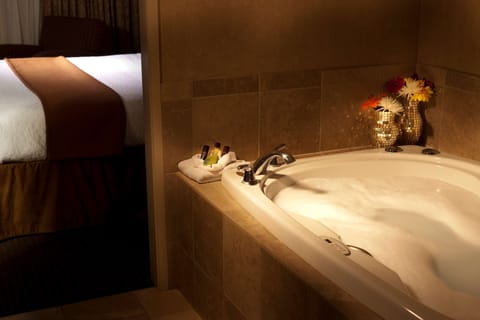 Deluxe Corner Suite, Hot Tub  1 King Bed NS | Bathroom | Combined shower/tub, designer toiletries, hair dryer, towels