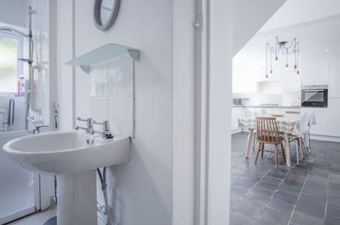 Shower, bidet, towels