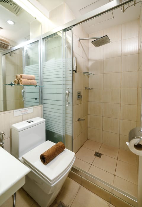 Deluxe Studio, 1 King Bed | Bathroom | Shower, free toiletries, hair dryer, slippers