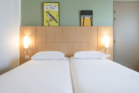 Standard Room, 2 Twin Beds | Premium bedding, pillowtop beds, desk, laptop workspace