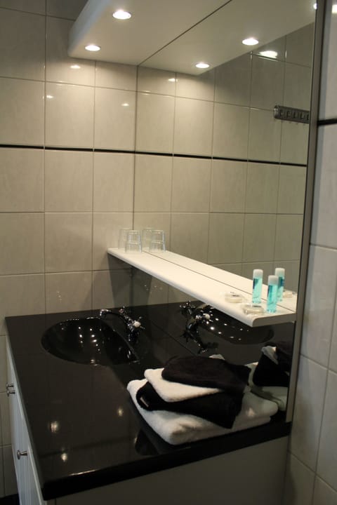 Comfort Double or Twin Room | Bathroom sink