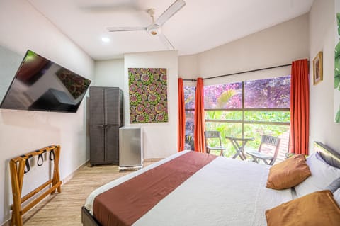 Double Room, King Bed - Pet Friendly | In-room safe, free WiFi, bed sheets