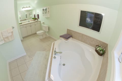 Garden Room | Deep soaking bathtub