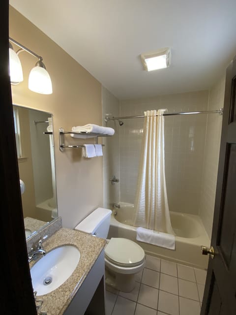 Standard Room, 1 Queen Bed | Bathroom | Combined shower/tub, free toiletries, hair dryer