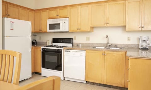 Suite, 1 Bedroom, Private Bathroom | Private kitchen | Microwave, dishwasher, coffee/tea maker