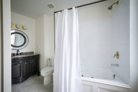 Room 5 (Suite) | Bathroom | Free toiletries, hair dryer, towels