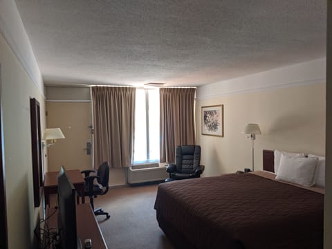 Suite, 1 King Bed, Non Smoking, Patio | Iron/ironing board, Internet, bed sheets