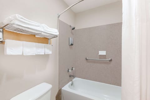 Combined shower/tub, hair dryer, towels