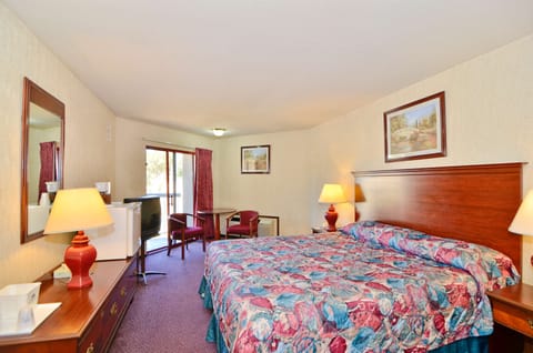 Room, 1 King Bed, Non Smoking | Iron/ironing board, rollaway beds, free WiFi, bed sheets