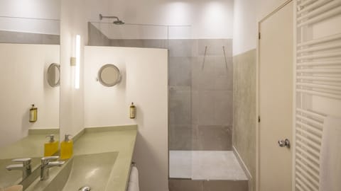 Superior Double Room | Bathroom | Free toiletries, hair dryer, towels