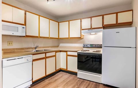 Full-size fridge, microwave, stovetop, dishwasher