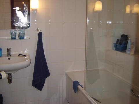 Classic Double Room, 1 Bedroom, Garden View, Annex Building | Bathroom | Combined shower/tub, hair dryer