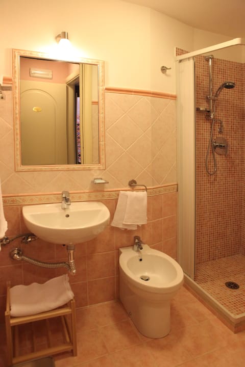 Double Room | Bathroom | Shower, free toiletries, hair dryer, bidet