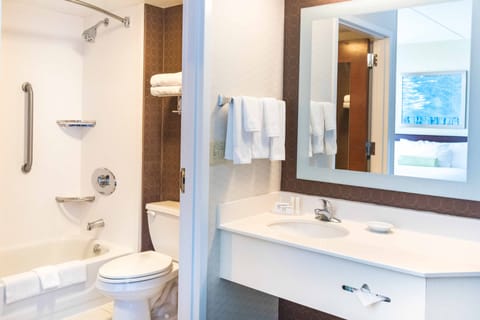 Executive Suite, 2 Double Beds (Hearing Accessible) | Bathroom | Combined shower/tub, designer toiletries, hair dryer, towels