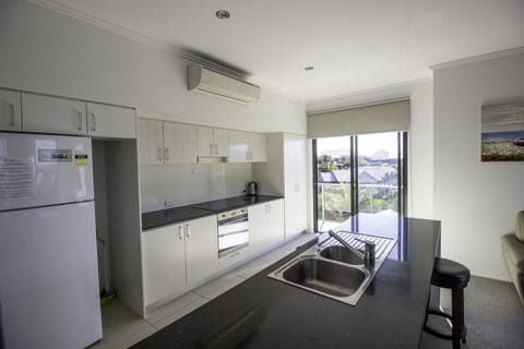 Penthouse Apartment 4 Bedrooms | Private kitchen | Fridge, microwave, dishwasher, electric kettle