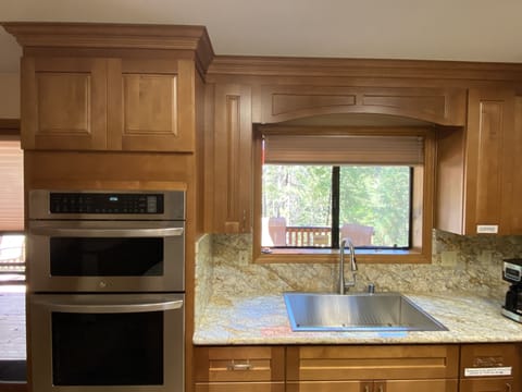 Upgraded kitchen with brand new appliances
