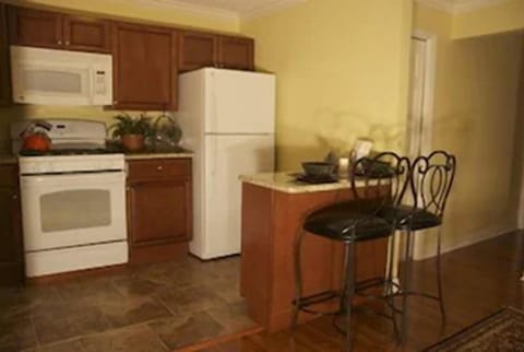 Apartment, 2 Bedrooms | Private kitchen | Fridge, cookware/dishes/utensils, paper towels