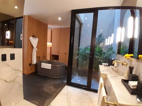 Grand Suite | Bathroom | Free toiletries, hair dryer, bathrobes, slippers