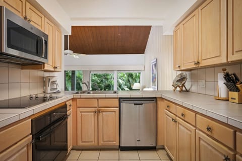 Standard Room, 1 Bedroom, Garden View | Private kitchen | Fridge, microwave, stovetop, dishwasher