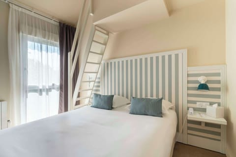 Premium bedding, desk, free cribs/infant beds, free WiFi