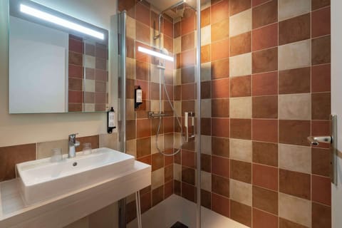 Shower, rainfall showerhead, free toiletries, hair dryer