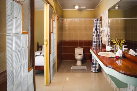 Deluxe Quadruple Room, Ocean View | Bathroom | Shower, free toiletries, towels, soap