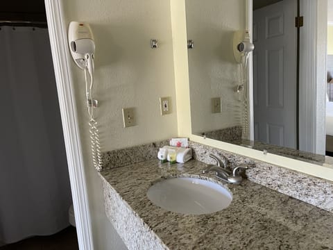 Combined shower/tub, free toiletries, hair dryer, towels