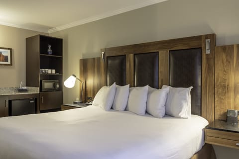 Standard Room, 1 King Bed | Premium bedding, pillowtop beds, in-room safe, desk