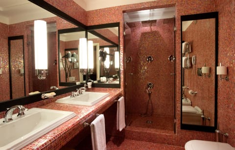 Suite (Secret) | Bathroom | Combined shower/tub, rainfall showerhead, designer toiletries