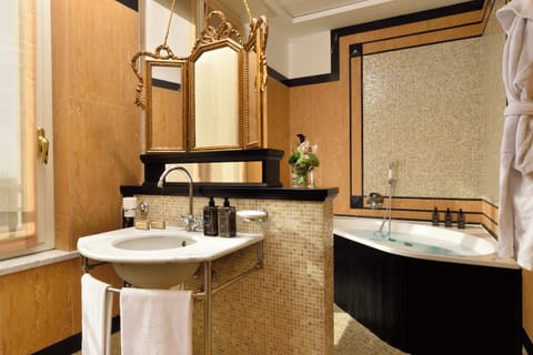 Presidential Suite | Bathroom | Combined shower/tub, rainfall showerhead, designer toiletries