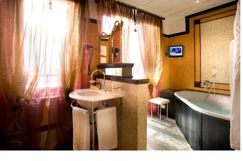 Presidential Suite | Bathroom | Combined shower/tub, rainfall showerhead, designer toiletries