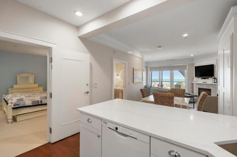 Maritime Suite Lakeview | Private kitchen | Full-size fridge, microwave, stovetop, dishwasher