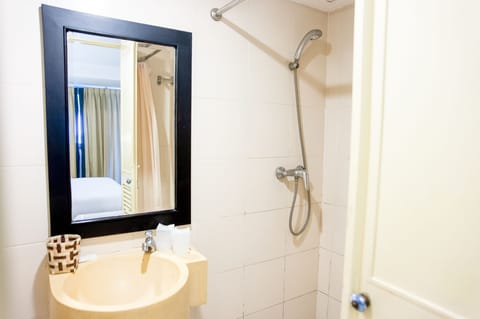 Standard Twin Room | Bathroom sink
