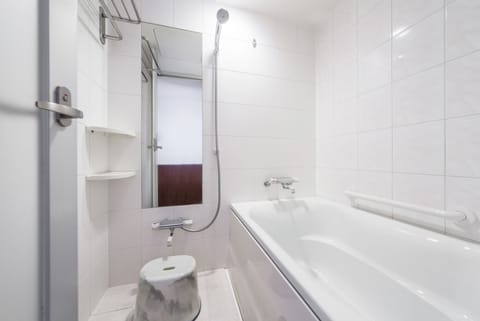 Combined shower/tub, free toiletries, hair dryer, slippers