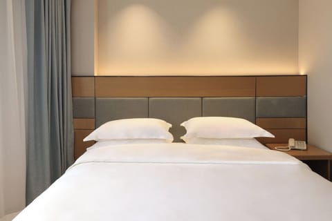 Business Single Room | Premium bedding, down comforters, desk, laptop workspace