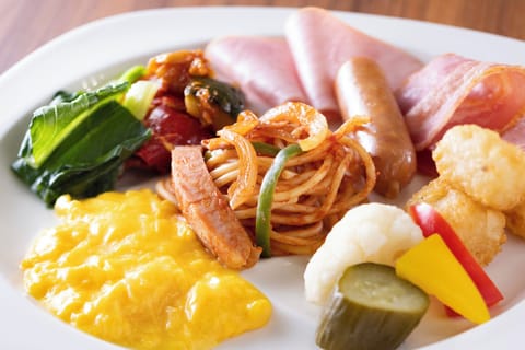 Daily buffet breakfast (JPY 1800 per person)