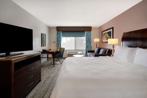 Deluxe Room, 1 King Bed | Egyptian cotton sheets, premium bedding, in-room safe, desk