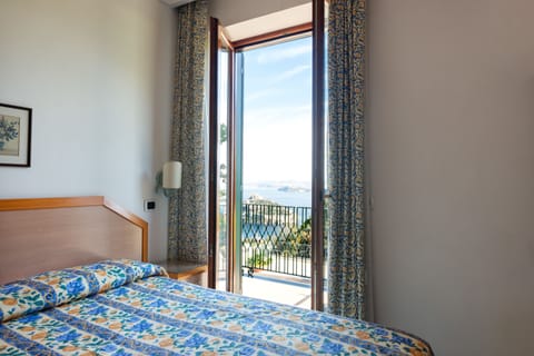 Superior Double Room, Sea View | Minibar, in-room safe, desk, cribs/infant beds