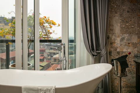 La Mejor Suite | Bathroom | Shower, hydromassage showerhead, free toiletries, hair dryer