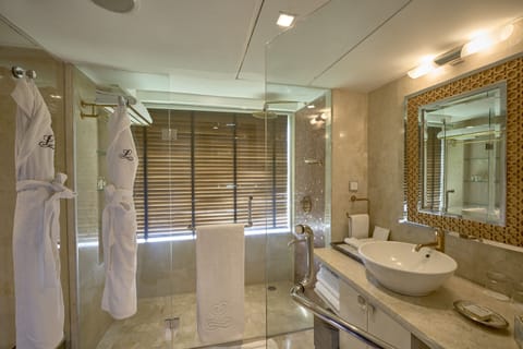 Presidential Suite | Bathroom | Free toiletries, hair dryer, bathrobes, slippers