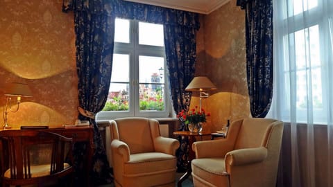 Deluxe Double Room, Canal View | Minibar, in-room safe, individually decorated, individually furnished