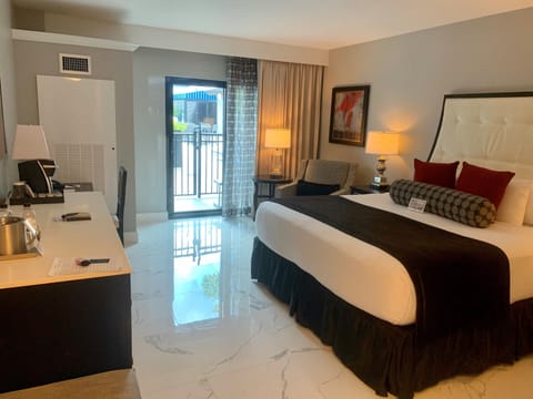 Deluxe Room, 1 King Bed, Pool View, Courtyard Area | Premium bedding, pillowtop beds, in-room safe, desk