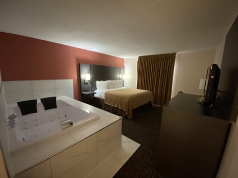 LUSH Suite,1 King Bed, Jetted Tub | Premium bedding, down comforters, in-room safe, desk