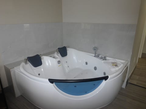 Superior Room, 1 King Bed, Non Smoking, Jetted Tub | Jetted tub