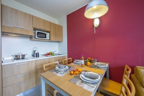 Family Apartment, 1 Bedroom (Teleo 115 Ski In - Ski Out 50m) | Private kitchen | Fridge, microwave, stovetop, cookware/dishes/utensils