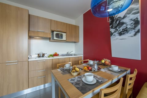 Family Apartment, 1 Bedroom (Teleo 76 Ski In - Ski Out 50m) | Dining