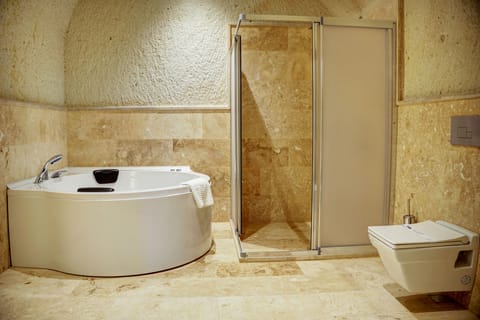 Deluxe Suite | Jetted tub