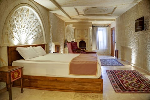 Deluxe Suite | Premium bedding, minibar, in-room safe, individually decorated